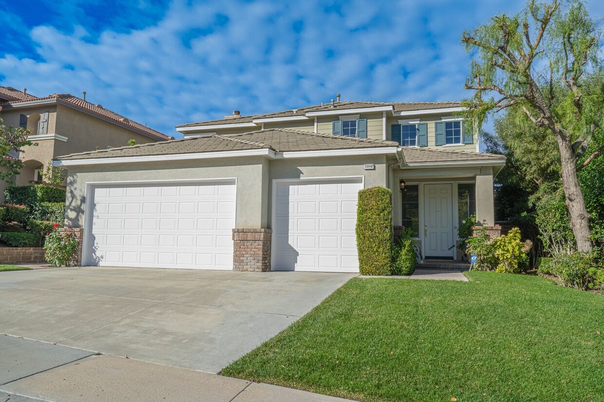 Foto principal - Stunning 4-Bedroom Home with Downstairs Bed/Bath, Views, and Remodeled Kitchen!
