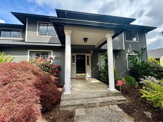 Foto del edificio - Welcome to this spacious 4-bedroom, 2.5-ba...