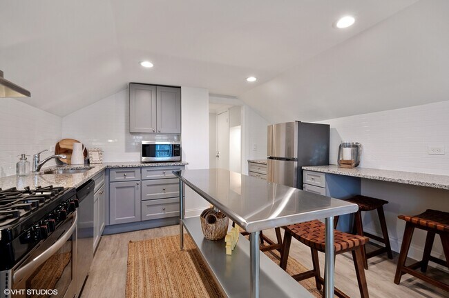 Building Photo - 717 S Oak Park Ave