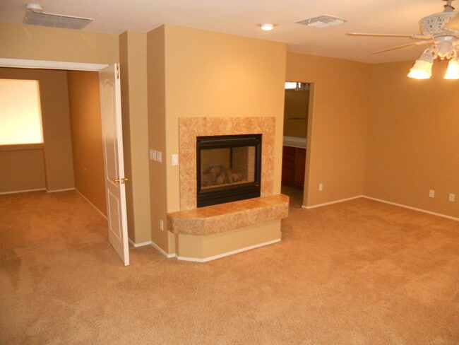 Building Photo - Stunning 5 bed/ 3.5 Bath in Pleasant Valley