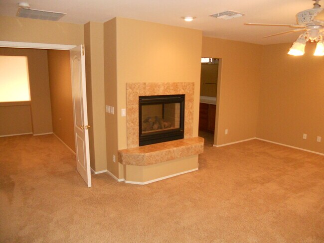 Foto del edificio - Stunning 5 bed/ 3.5 Bath in Pleasant Valley