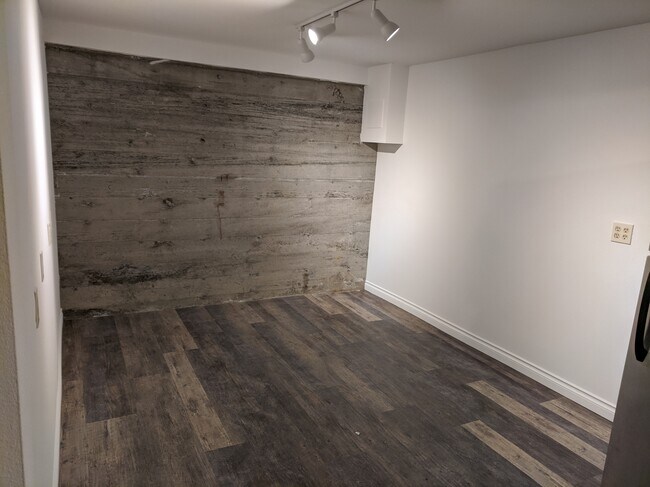 Building Photo - 3303 Wave Dr