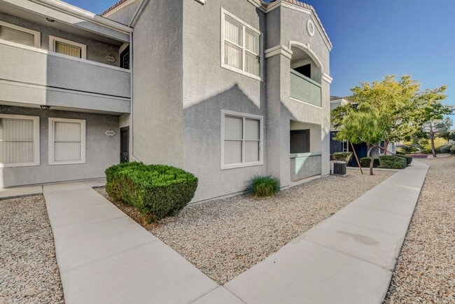 Foto del edificio - LOCATION! LOCATION! LOCATION! Move-in read...