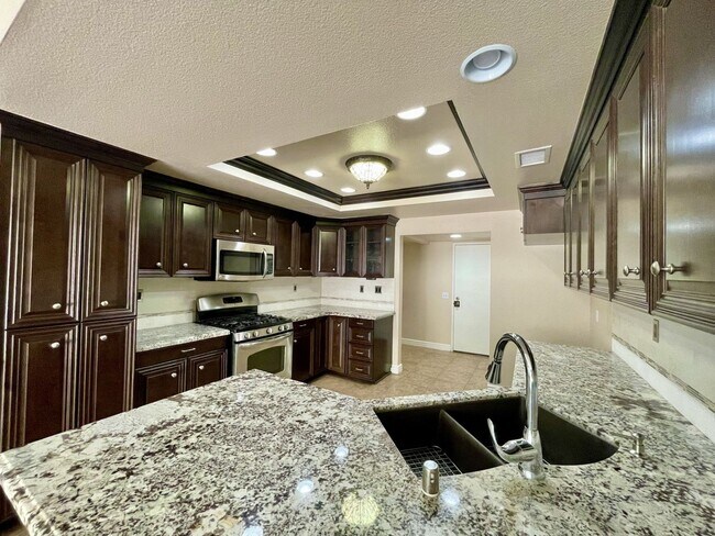 Building Photo - Beautiful 3 Bedroom 2.5 Bath Condo!