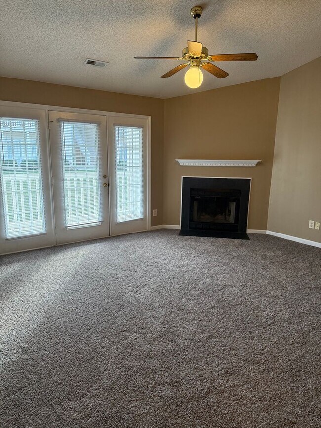 Foto del edificio - 3 Bedroom off W Friendly Ave!