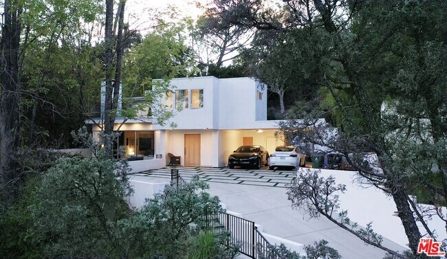 Building Photo - 2690 Zorada Dr