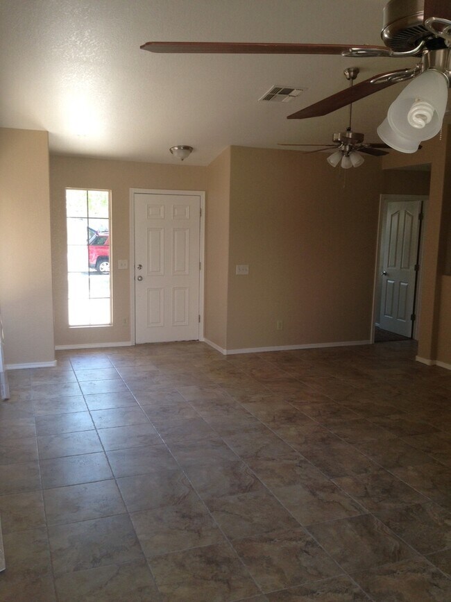 Foto del edificio - 2316 E. Stottler