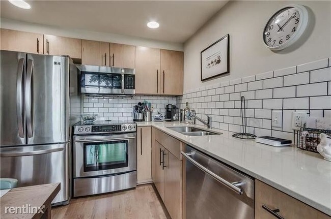 Foto del edificio - 1 br, 1 bath  - 301 NE 4th St Apt 1