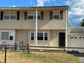 Building Photo - 710 Maple St