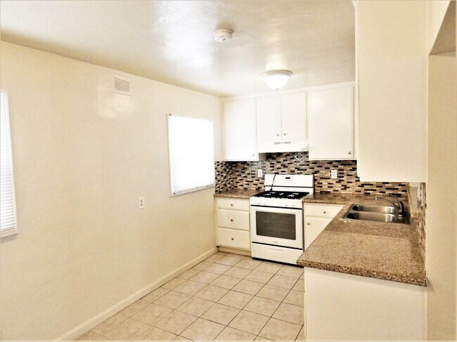 Building Photo - 2051 Cedar Ave