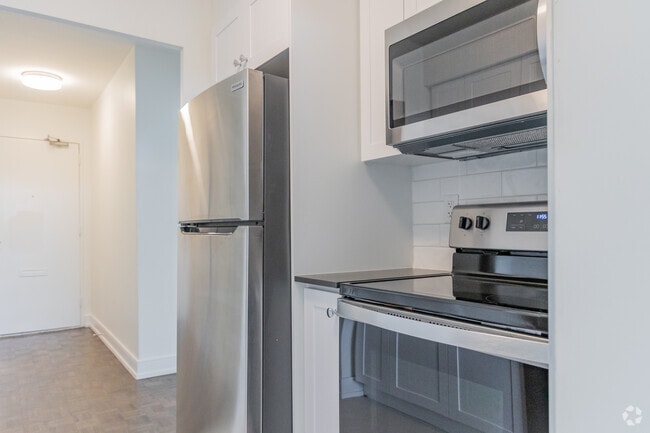 1BR, 1BA - 564SF - Kitchen - 3434 Eglinton Avenue East