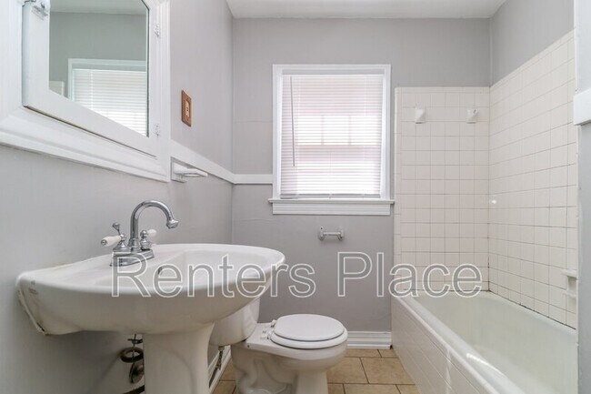 Building Photo - 1247 S Quebec Ave