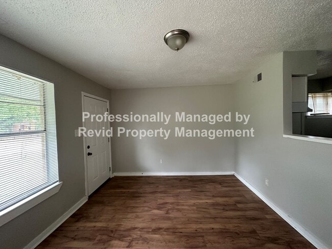 Building Photo - Spacious 3 Bedroom 1 Bath Home!