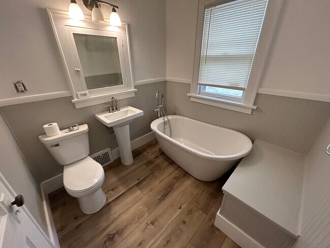 Foto del edificio - 4562 Charles St