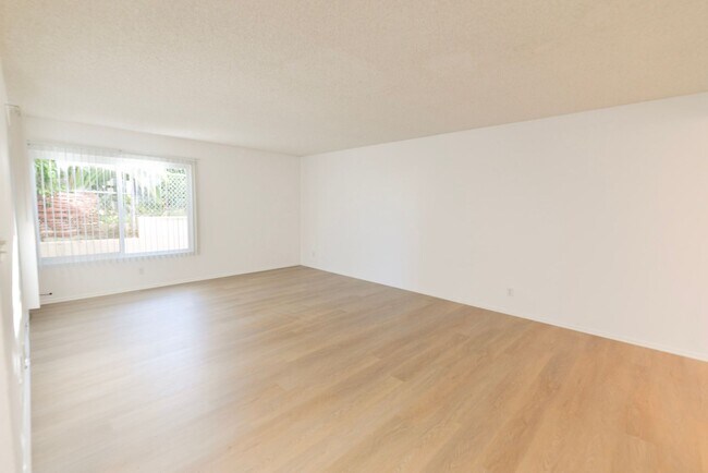 Building Photo - 306 Avenida Granada