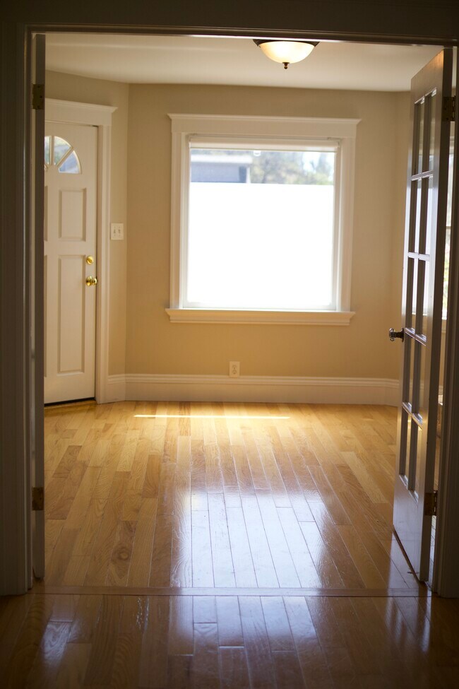 INVITING SPACE - 3741 McClelland St