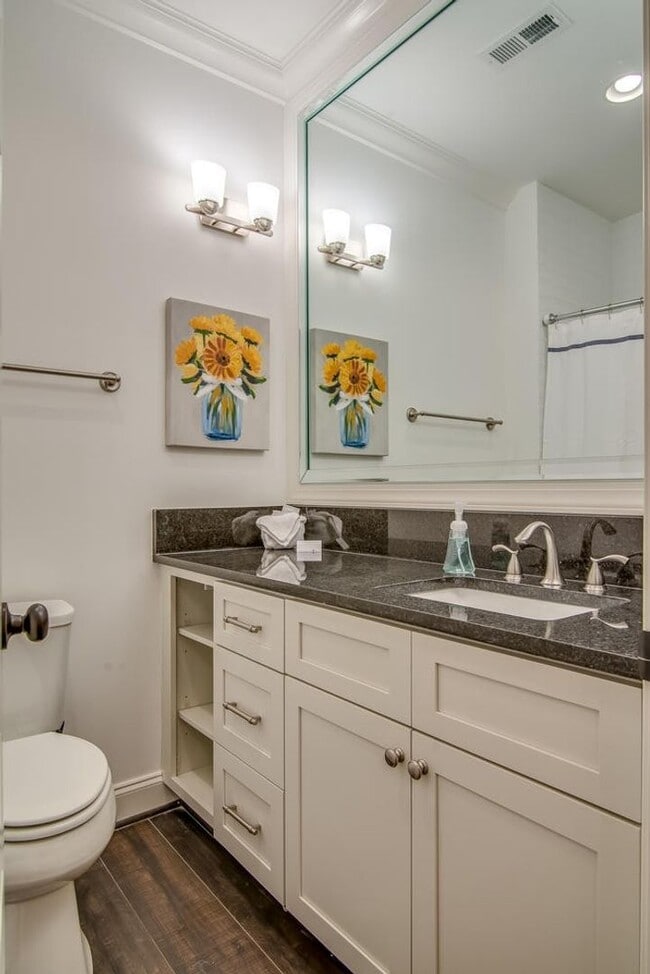 Building Photo - Beautifully appointed 3-bedroom furnished townhome in sought-after Hillsboro Village!