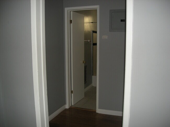 Salón y baño - 1108 S Sherbourne Dr