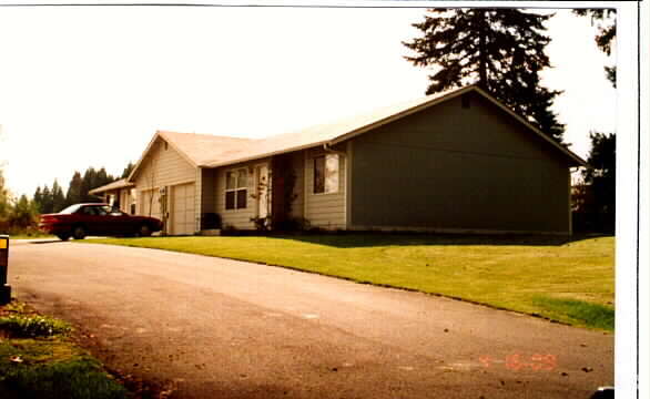 Building Photo - 10022-10024 149th Ct E