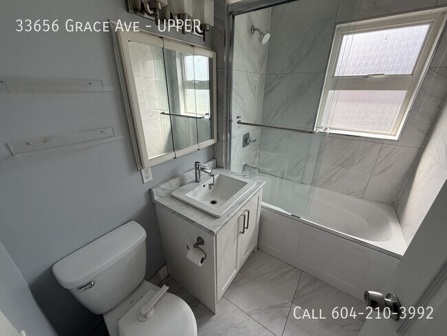 Photo du bâtiment - Spacious Renovated Upper in Matsqui