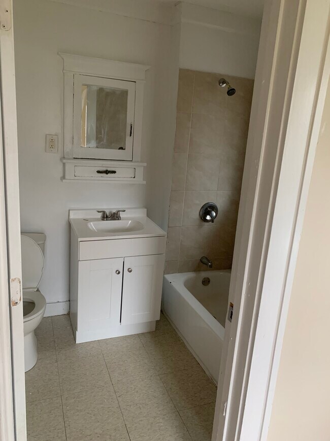 Bathroom - 1623 Parmele St