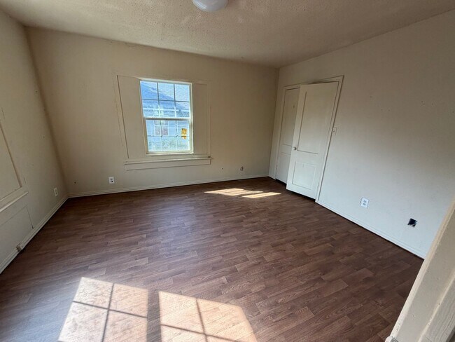 Building Photo - 406 S Aydelotte Ave