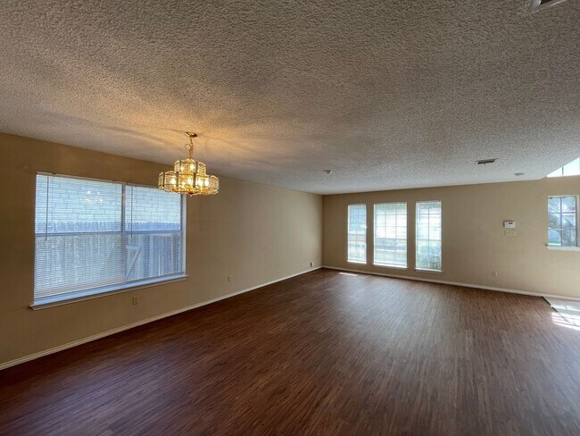 Building Photo - HUGE 4 BEDROOM HOME - GREAT LOCATION!