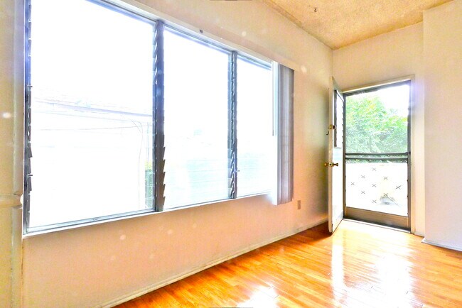 Living room and balcony - 947 9th St