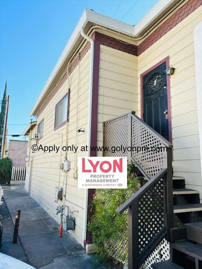 Building Photo - Charming 2/1 home in SUPER Mid-Town w/ *ad...