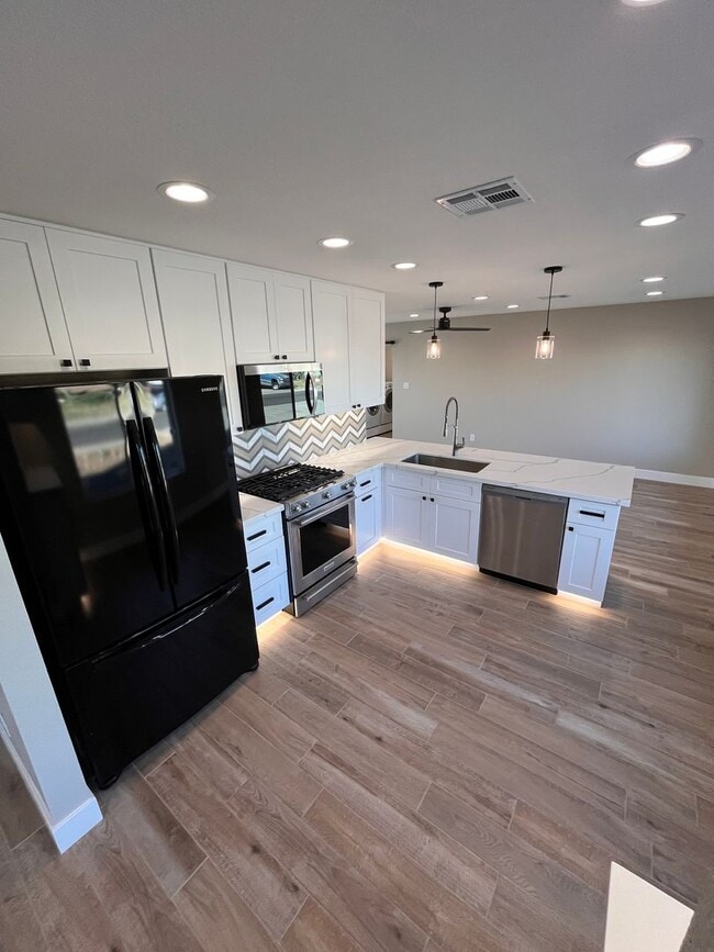 Building Photo - Newly Updated  3 Bedroom, 2 Bath Home in G...