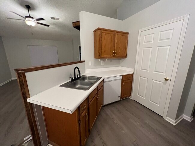 Foto del edificio - 7011 Village Ln