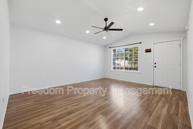 Building Photo - 1020 Aspen Grove St