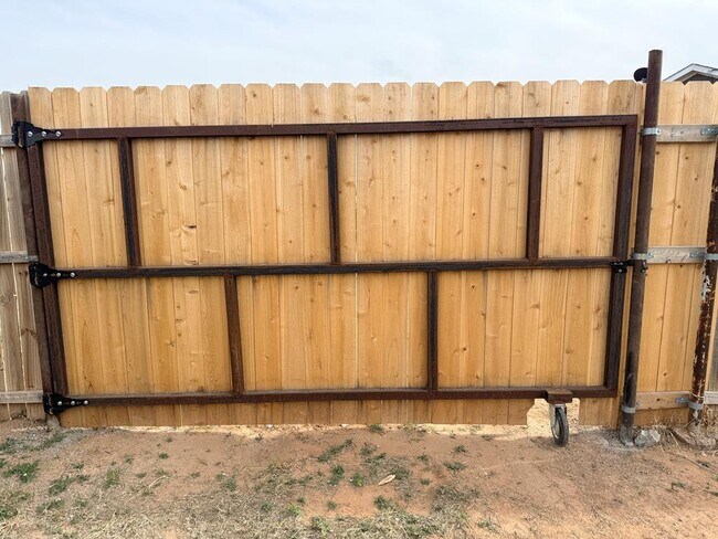 Foto del edificio - 1910 E California Ave