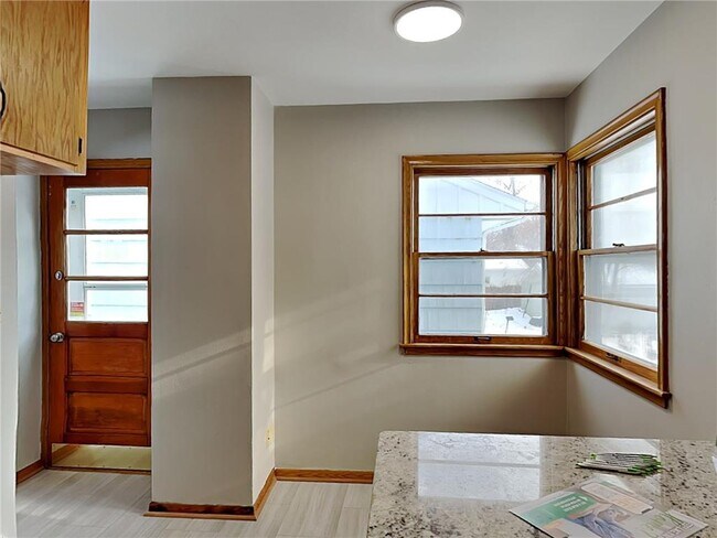 Foto del edificio - 2092 Bush Ave E