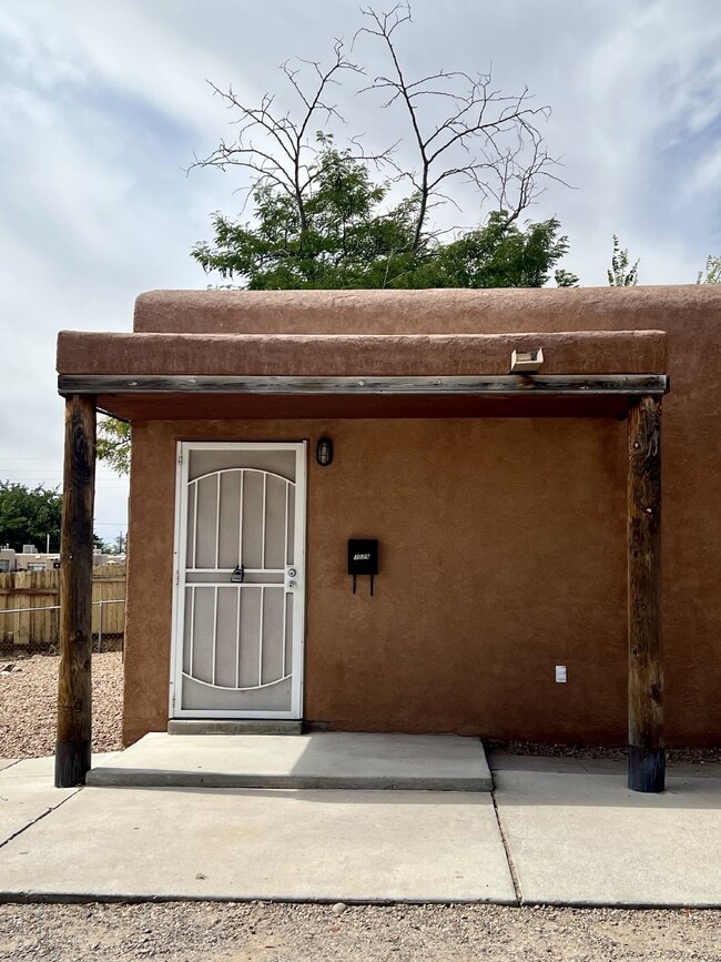 Foto del edificio - 2 bedroom / 1 bath close to KAFB and I-25 Move-in Special!