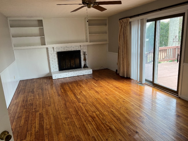 Building Photo - 2272 Oakhurst Dr