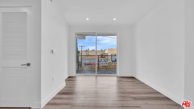 Foto del edificio - 667 N Wilton Pl