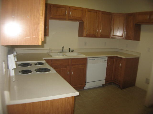 Building Photo - ALL PROSPECTIVE TENANTS MUST SUBMIT A $58 ...
