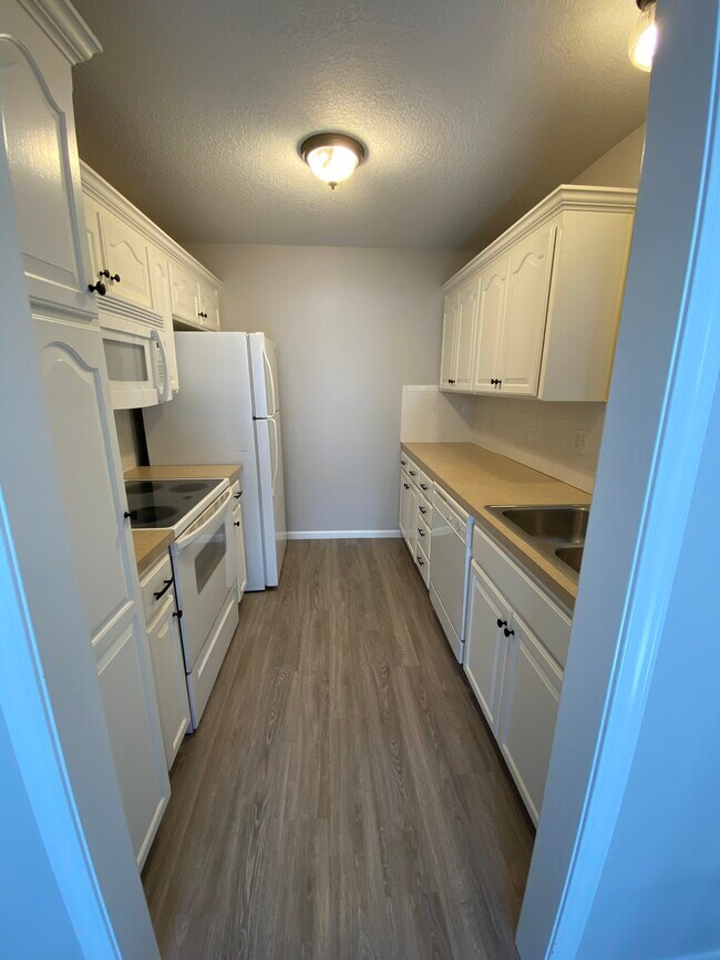 Kitchen - 3915 SW Chartwell Ct