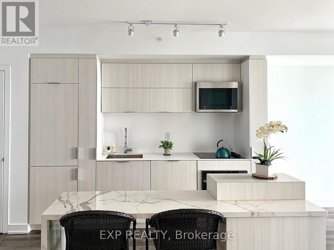 Building Photo - 370 Martha St