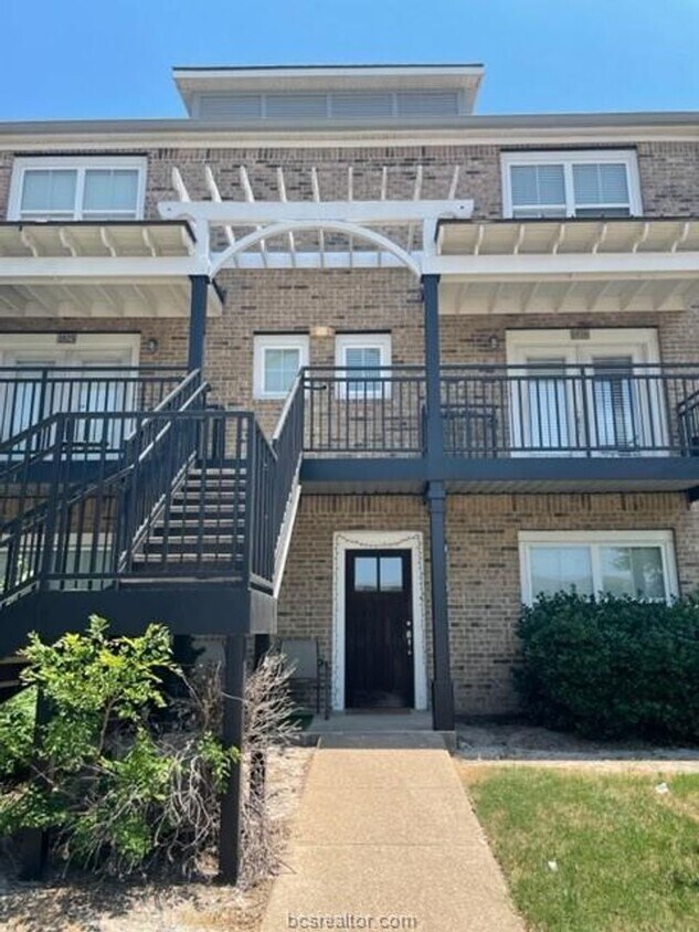 Foto principal - AUGUST PRE-LEASE Spacious 3 Bedroom 3 Bath...