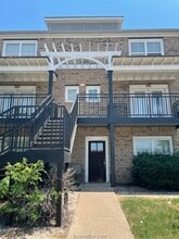 Building Photo - July Move-In! Spacious 3 Bedroom/3 Bathroo...