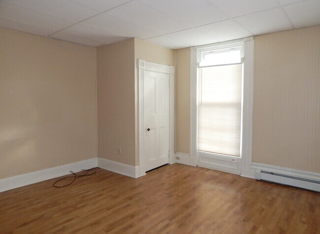 Foto del edificio - $1500 / 2 bdrm / 775ft2 – Brewer - Union St. – 1st Floor -  W/D Hookup