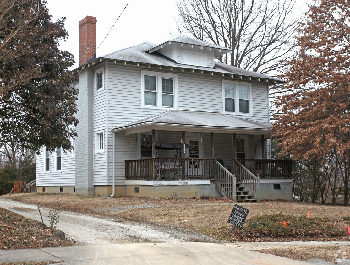 Building Photo - 429 N Cedar St