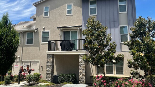 Foto del edificio - Gorgeous 4 Bed/4 Bath End Unit Condo with ...