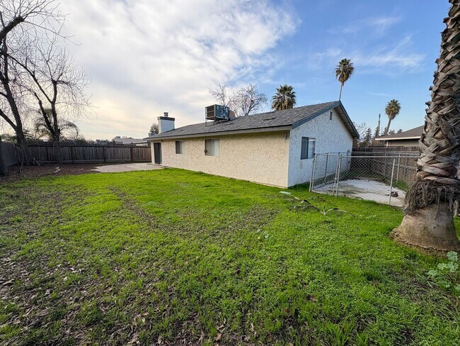 Building Photo - NW Visalia Home Near Shopping Centers Rent...