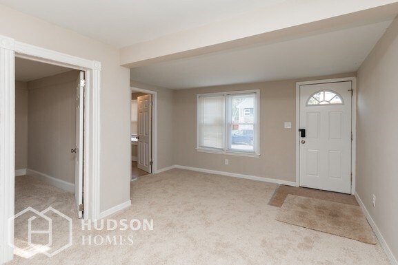 Foto del edificio - NOW AVAILABLE! -  46 E GREENFIELD AVEN Uni...