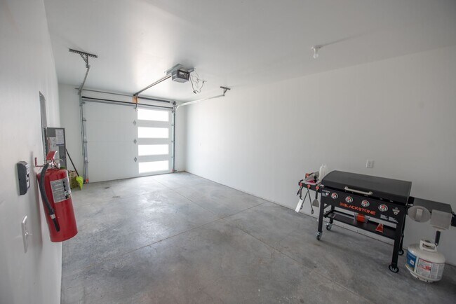 Building Photo - Fully Furnished- 3 Bedroom, 2.5 Bath Townh...