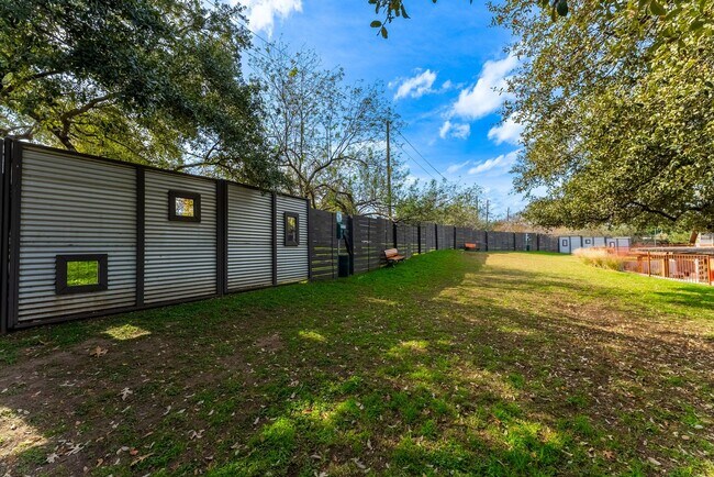 Foto del edificio - Experience South East Austin Living at Its...