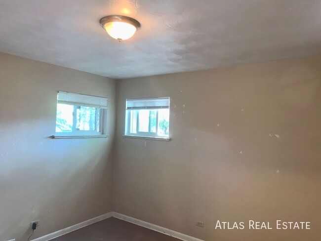 Building Photo - 2 bed, 1 bath upper unit of duplex coming ...